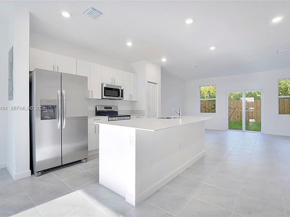 5th image of 250 SE 10th Ct #250