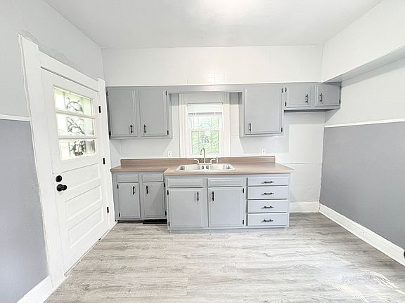 5th image of 1130 Montrose Ave