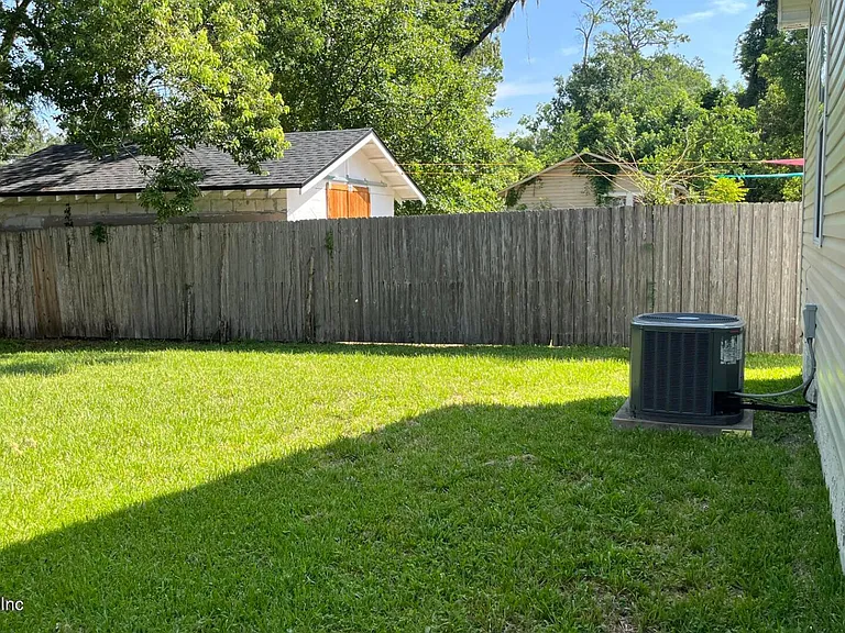 3237 Mayflower St S — Photo 24