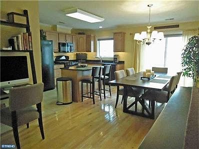 4th image of 2342 Fairmount Ave #A
