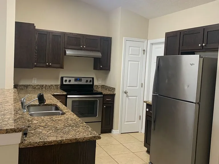 521 Montana Ave — Photo 3