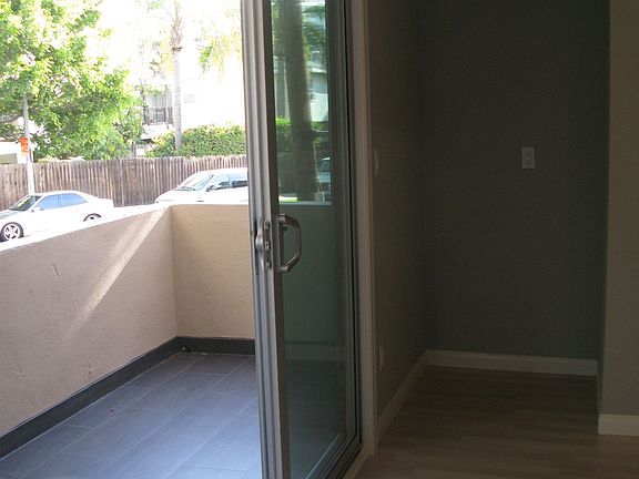 4th image of 725 S Barrington Ave APT 101