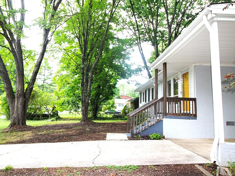 2904 Shamrock Dr — Photo 4