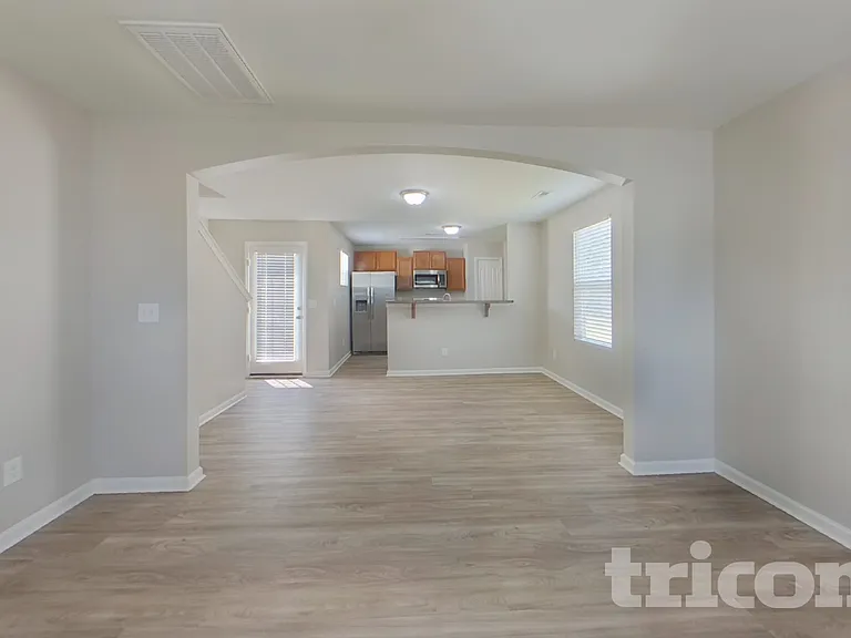 917 Redford Ln — Photo 3
