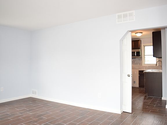 3rd image of 7141 Rosemont Ave