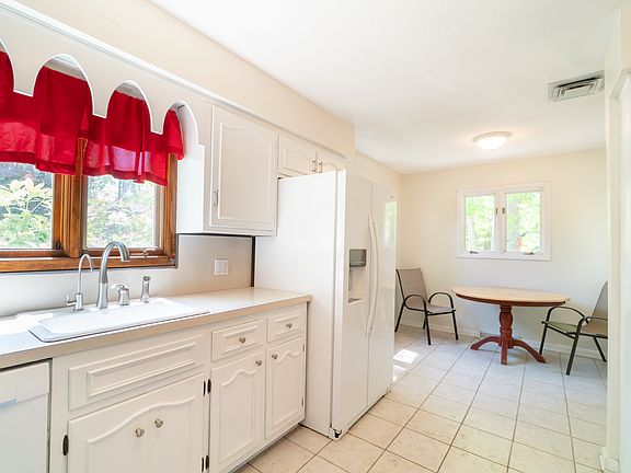 kitchen alcove can be dinette or other use as house has a separate dining room too