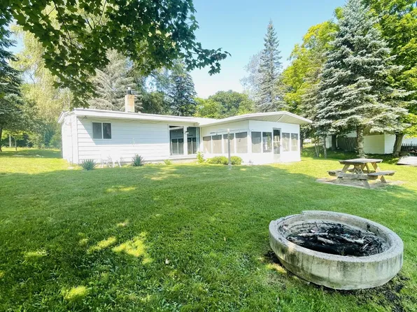 6136 N Larson Rd, Fountain, MI 49410