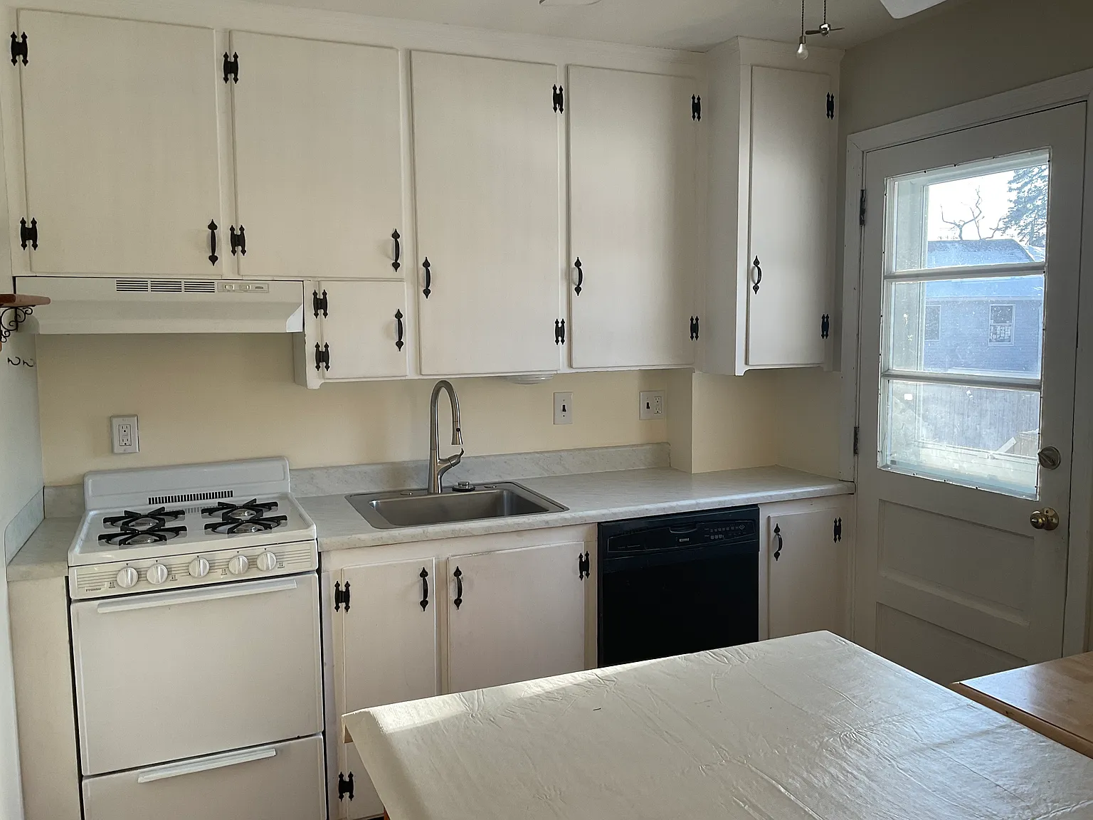 2 bed, 1.5 bath, 1100 sqft, $3,100 — Photo 2