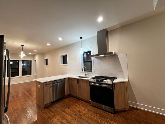 3rd image of 2223 W Berwyn Ave #2