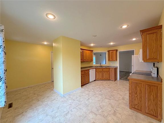 3rd image of 14 Sandi Cir