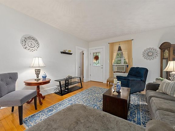 4th image of 131 Dryden Ave