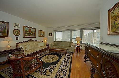2nd image of 33 W 55th St