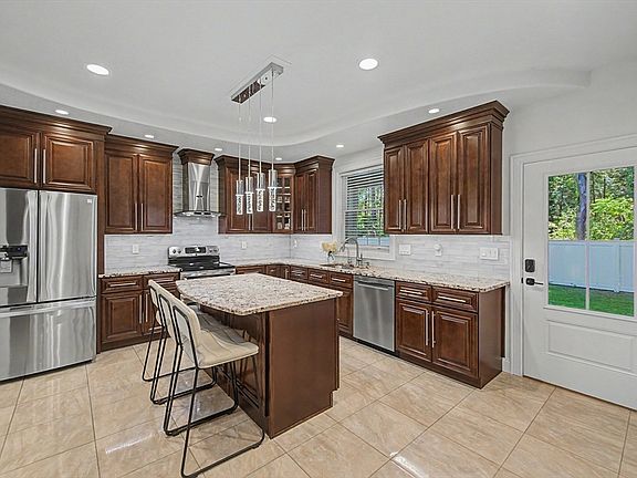 5th image of 657 Silver St