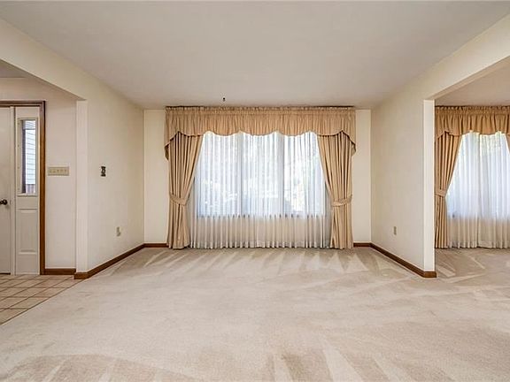 3rd image of 20 Dartmouth Dr