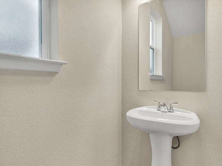 135 Lyndon Dr — Photo 19