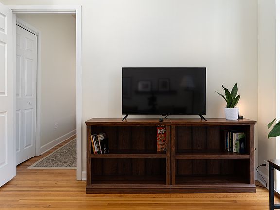 4th image of 908 N Damen Ave APT 3F