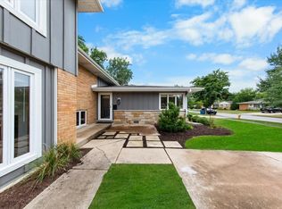 558 E Park Ave, Elmhurst, IL 60126