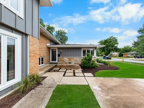 558 E Park Ave, Elmhurst, IL 60126