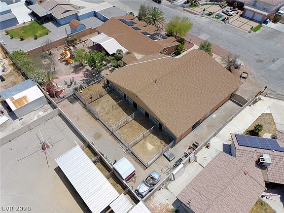3rd image of 1725 Leonard Ln