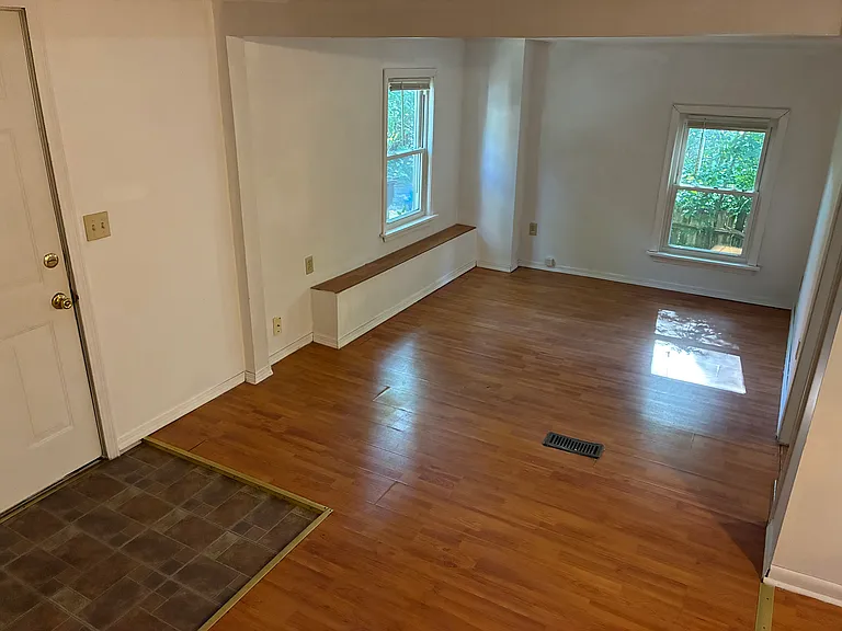 Living room/ Entryway