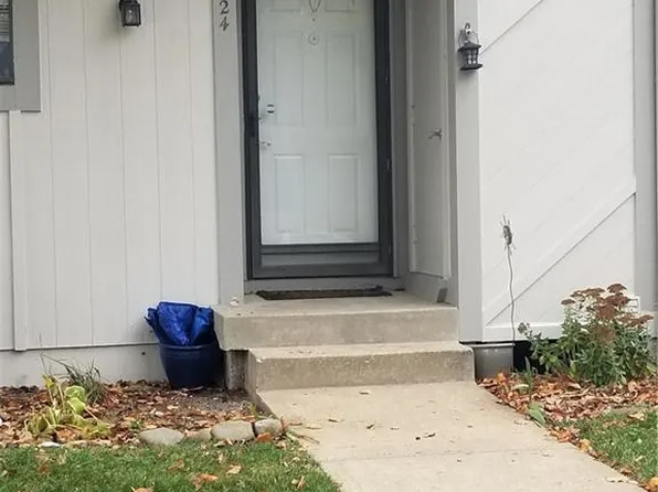 6524 Charles St, Shawnee, KS 66216