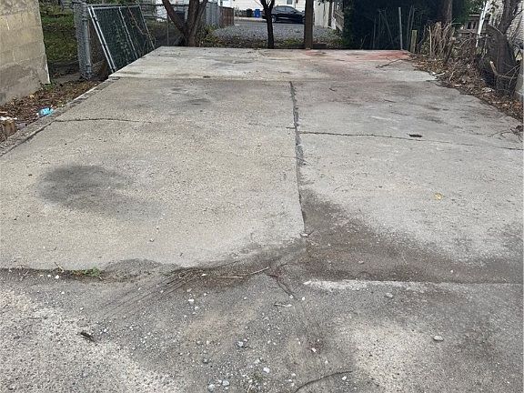 5th image of 604 Edmond St