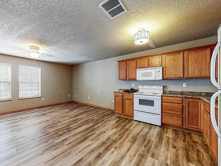 385 NE Sandalwood — Photo 7