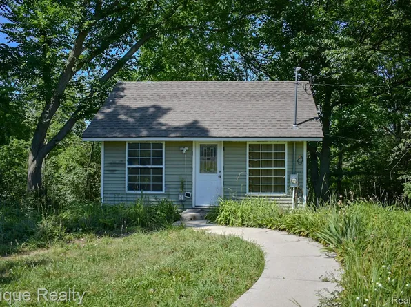 300 W Dewey Rd, Owosso, MI 48867