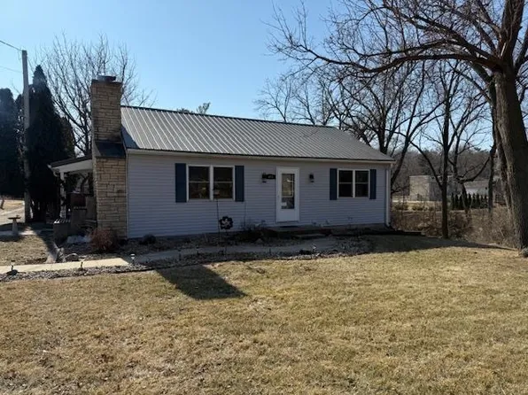 611 E 1st St, Anamosa, IA 52205