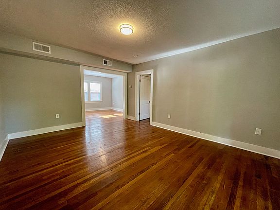 2nd image of 5047-5049 Wyandotte St #5049-3