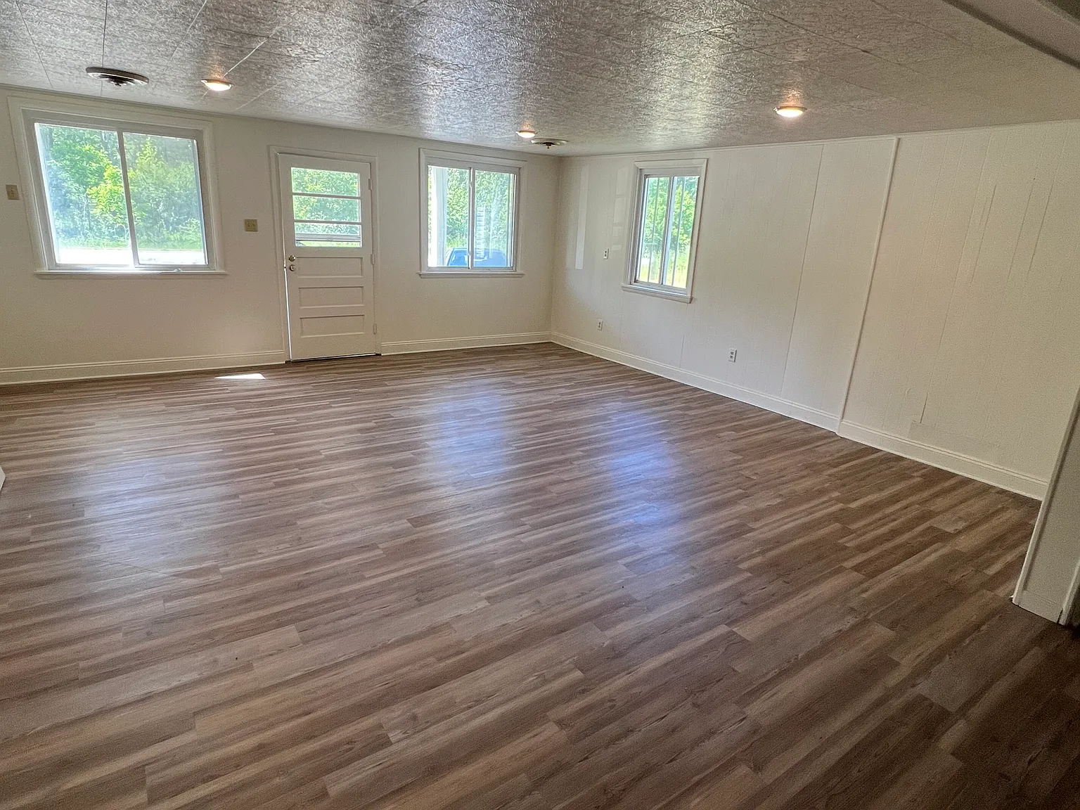 3 bed, $1,300 — Photo 2