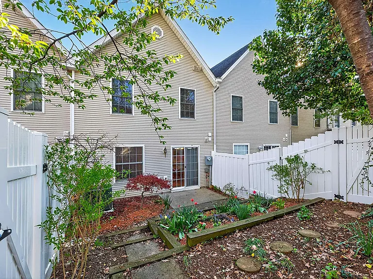 1094 Oakdale Ct — Photo 10