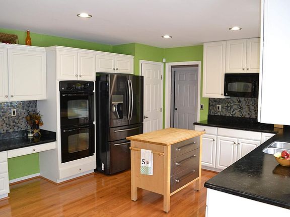3rd image of 313 Glensford Ct