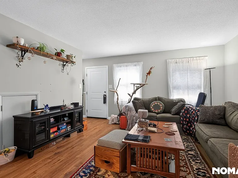 876 College Ave — Photo 7