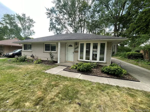 27441 Red Leaf Ln, Southfield, MI 48076