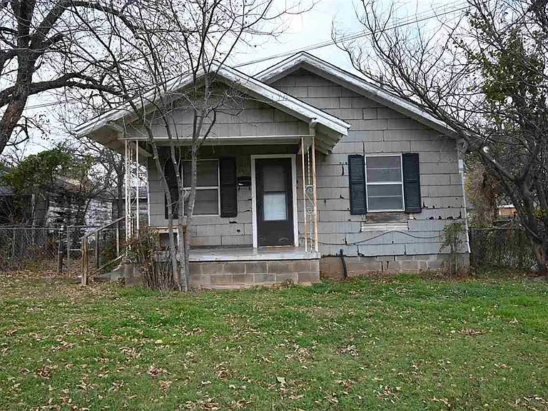 2406 Avenue D — Photo 1