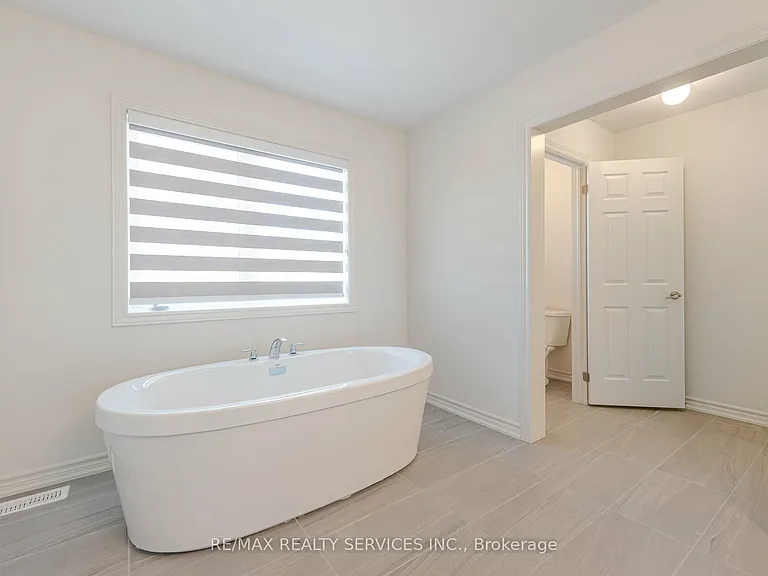 7 Sandhill Cres N — Photo 27