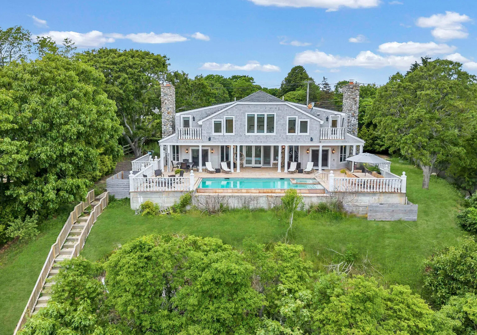 Luxurious Amagansett home perched on a hill, amazing views — Photo 1