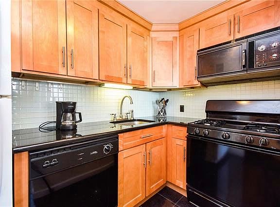 4th image of 10 Cottage Pl APT 11B