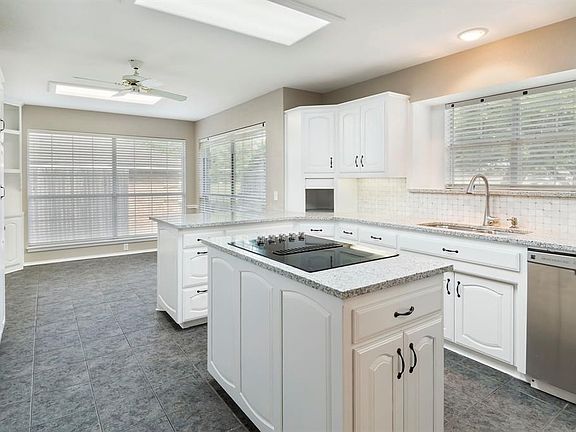 3rd image of 921 Oakwood Ave