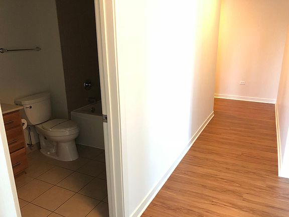 4th image of 558 W Kinzie St #E0604