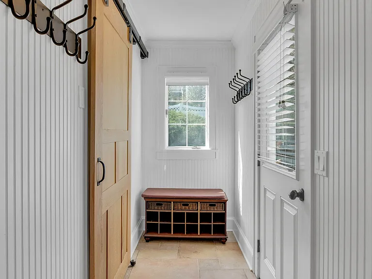 345 Colonial Rd — Photo 17