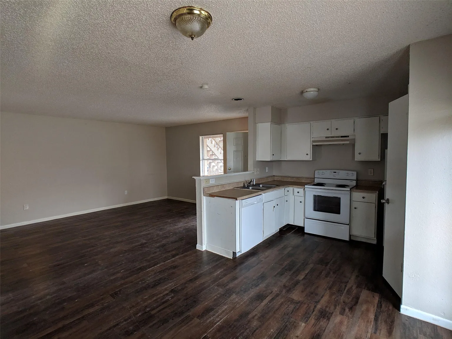 2 bed, 1.0 bath, 700 sqft, $999 — Photo 2