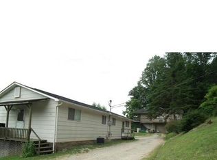 109 3rd Ave, Clendenin, WV 25045
