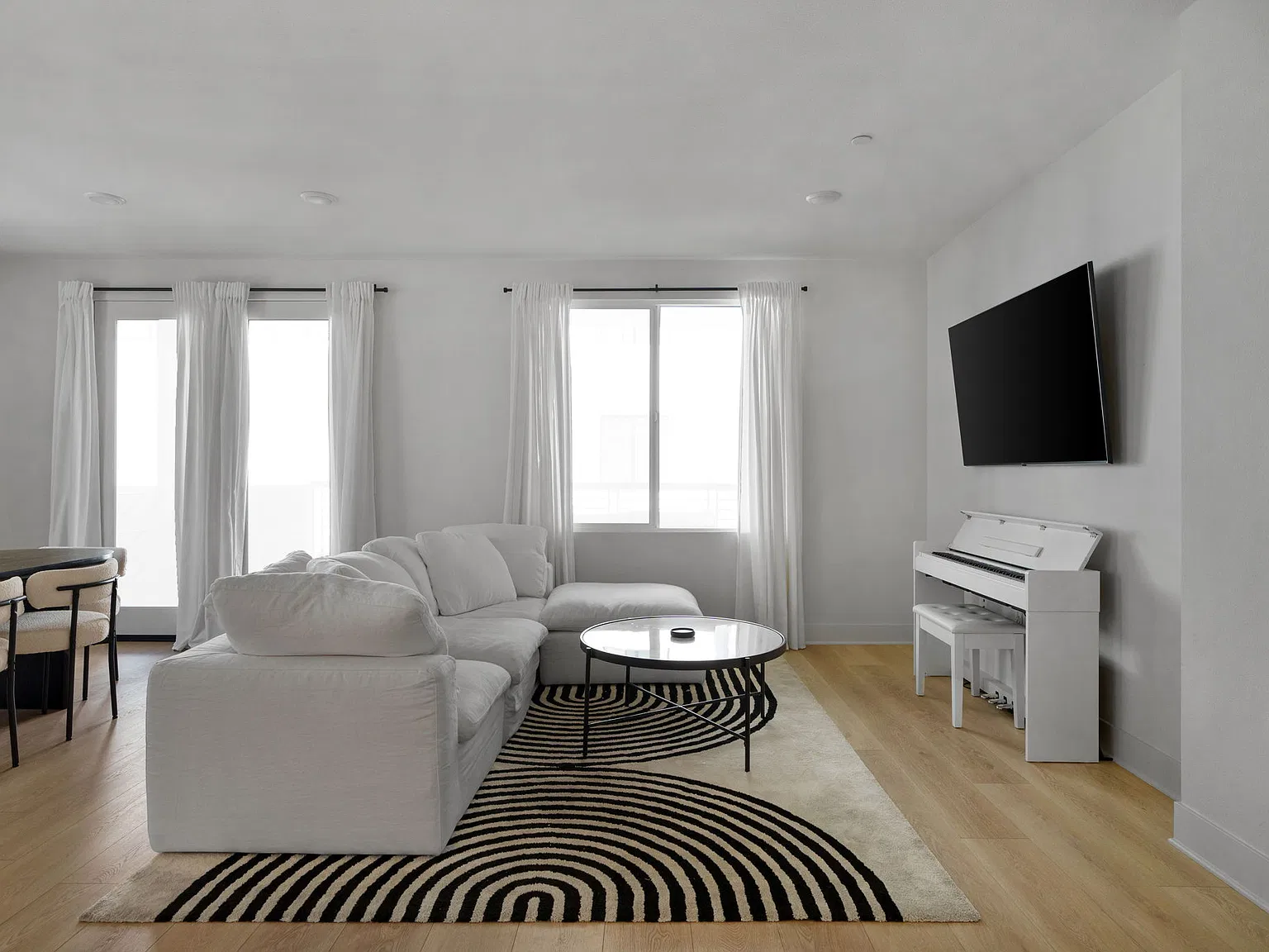 2 bed, 1501 sqft, $6,000 — Photo 2