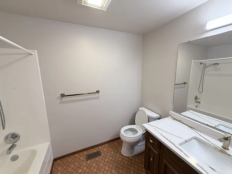 2525 Crestview Dr S — Photo 9