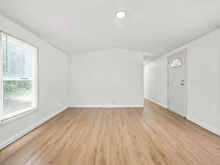 1046 Artic Loop — Photo 3