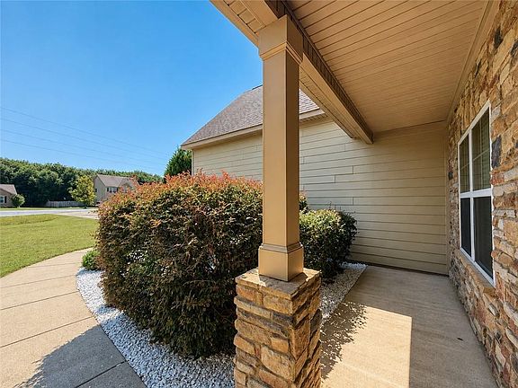 4th image of 4 Churchhill Dr