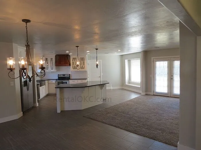 3 bed, 2.5 bath, 1982 sqft, $1,920 — Photo 2