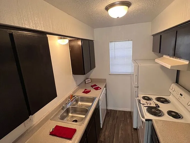 Campus Pointe Apartments — Photo 8
